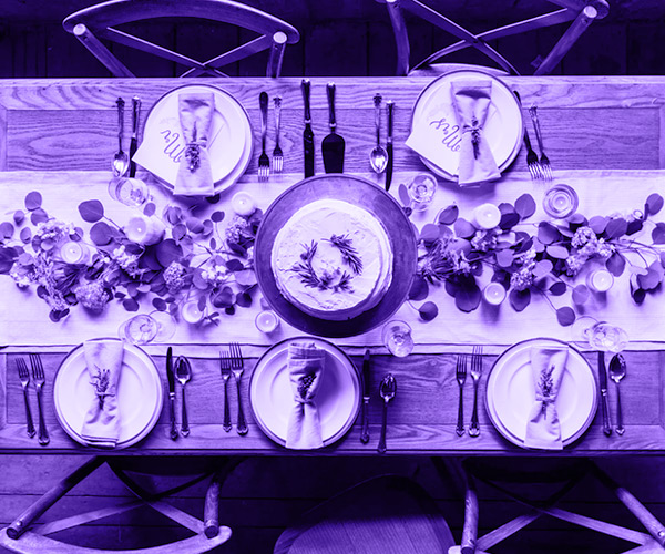 Mesa de jantar montada com filtro roxo